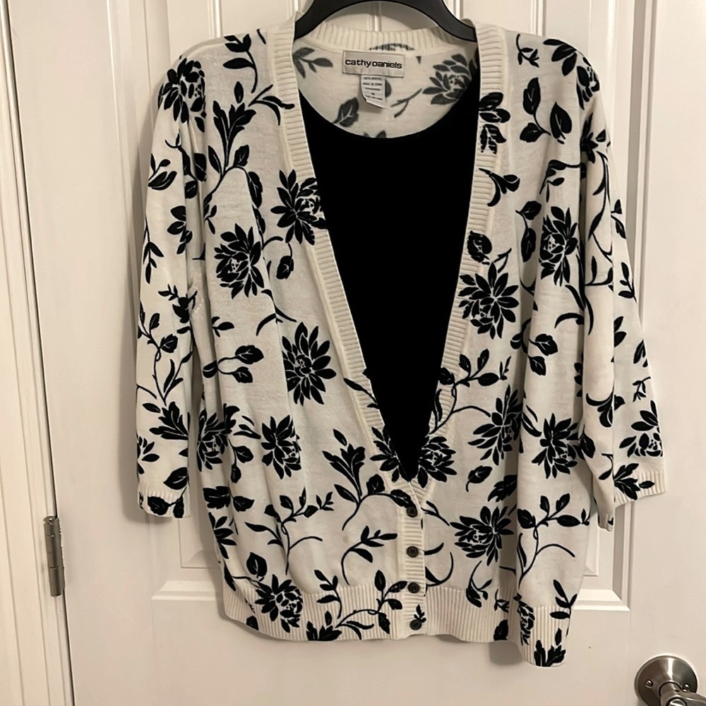 Cathy Daniels women’s size 1X. One Piece black and white floral Sweater Cardigan